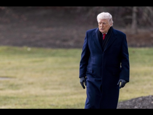 Trump minaccia dazi 200% su vino e champagne francesi, 'nessuno vuole Macron'