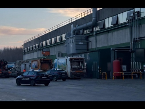 Operaio precipita dal tetto di un capannone e muore