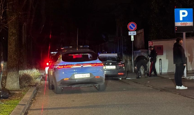 L’intervento della polizia di Stato e della polizia locale nella strada dove sono stati bucati gli pneumatici dell’auto dei carabinieri
