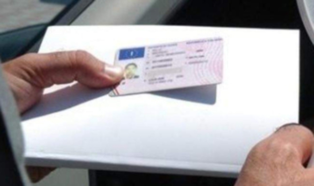 «Guidò senza patente per salvarmi»: a processo