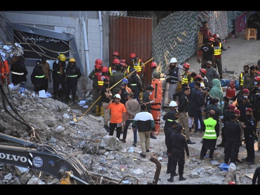 Salgono a 60 i morti nel rogo in un centro commerciale in Pakistan