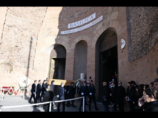Il funerale di Valentino, solo fiori bianchi in chiesa
