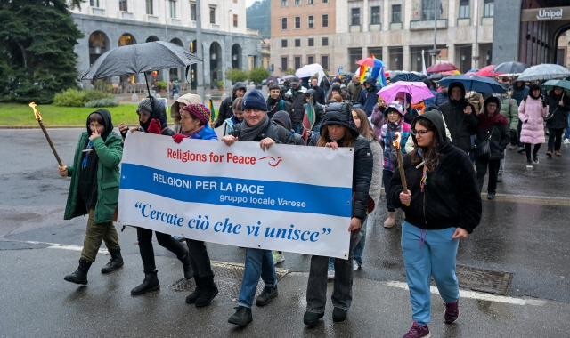 La quarta edizione della Marcia per la pace ha attraversato le vie del centro di Varese (foto Stefano Benvegnù)