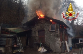 Cascinale in fiamme a Brissago Valtravaglia