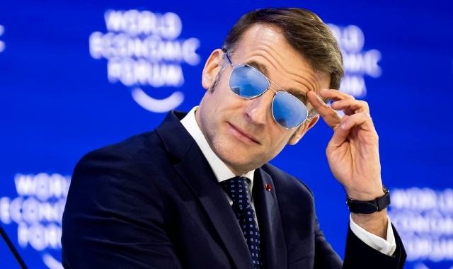 Il presidente francese Macron sta facendo impazzire il mercato indossando un modello di occhiale italiano: al centro un optometrista al lavoro  (foto Ansa)