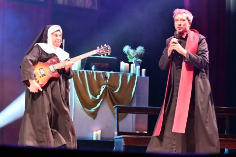 Risate e pensieri. Din Don Down accende «una piccola luce»