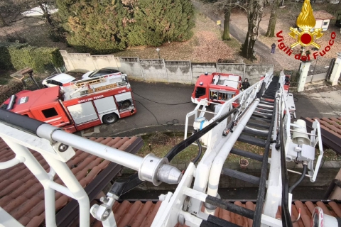 Malnate, tetto in fiamme