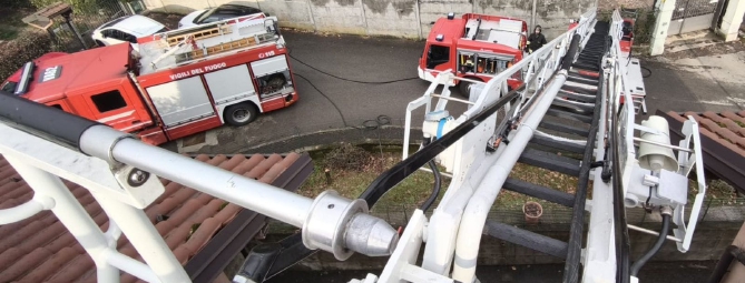 Malnate, tetto in fiamme