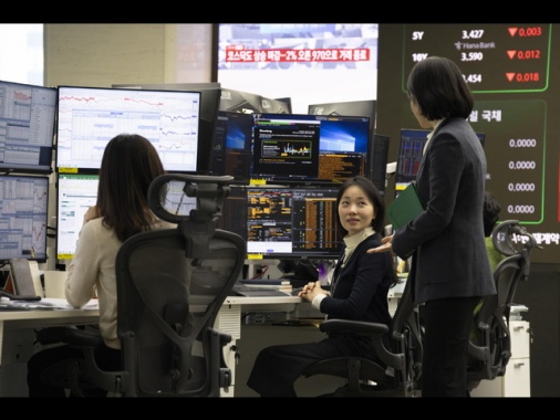 Borsa: l'Asia chiude in calo con il dollaro debole e il peso sull'export