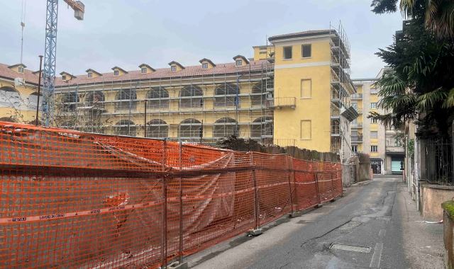 Da giorni si parla dello slittamento infinito dell’intervento in piazza Repubblica, a sei anni dall’inizio dei lavori: qui via Pavesi, la strada accanto all’area di cantiere, fra via Magenta e la salita per Bosto  (foto Puricelli)