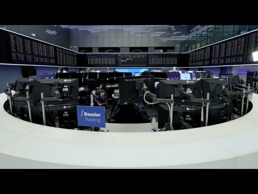 Borsa: l'Europa apre contrastata, dollaro debole e corsa dell'oro