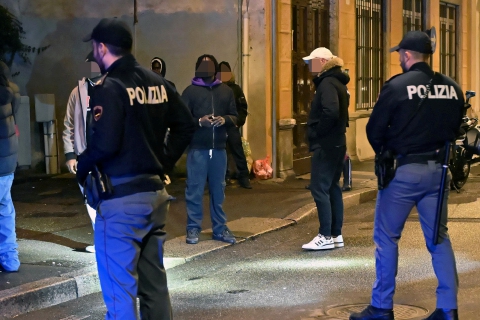 Studentesse inseguite, negozi che “scappano”: via Como inquietante