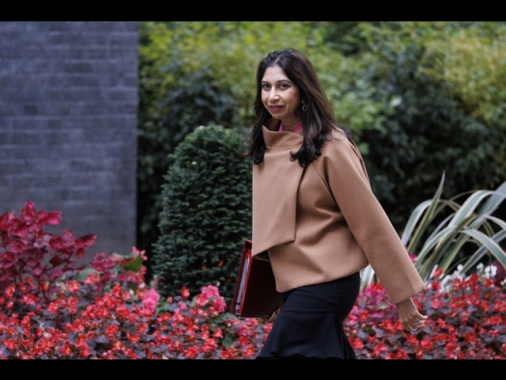 L'ex ministra Suella Braverman lascia i Tory e passa con Farage