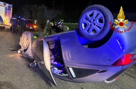 Orino, auto si ribalta: un ferito