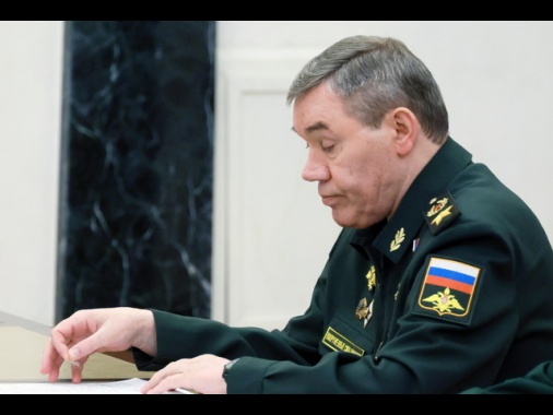 Il Capo di stato maggiore russo visita le truppe nell'est dell'Ucraina