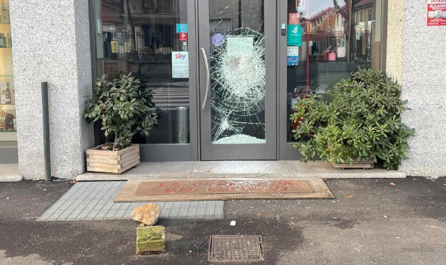 La vetrina de La Compagnia del luppolo dopo la spaccata (foto Sabina Pisklyavska/Sei di Parabiago .../FACEBOOK)