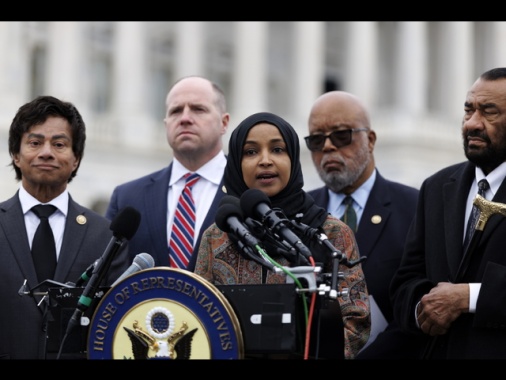 Deputata dem Usa spruzzata con una sostanza sconosciuta mentre parla a Minneapolis