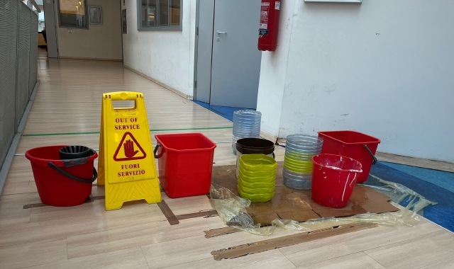 Piove sul Falcone, l’acqua entra a scuola