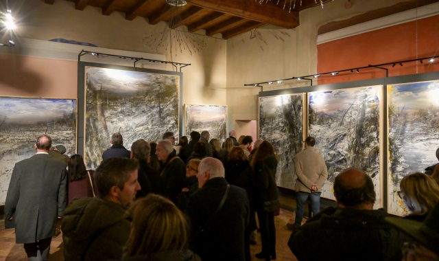 L’inaugurazione della mostra a Biandronno (foto Stefano Benvegnù)