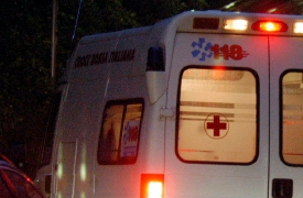 Si sente in pericolo, minaccia di buttarsi dal balcone