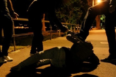 Cittiglio, padre e figlio pestano 15enne con una spranga