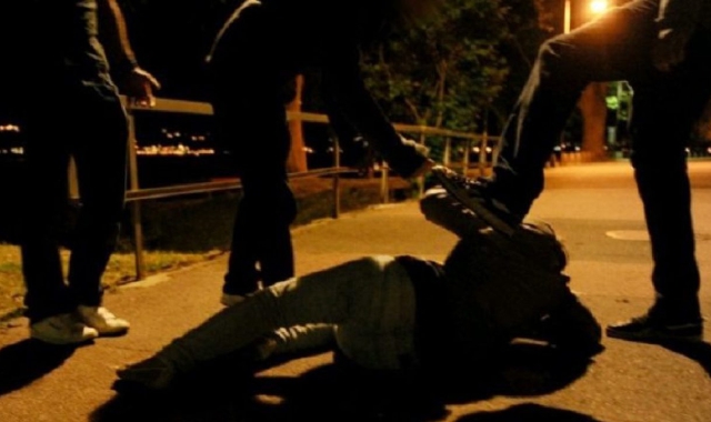 Cittiglio, padre e figlio pestano 15enne con una spranga