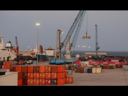 L'attivo commerciale con gli Usa scende a 34 miliardi