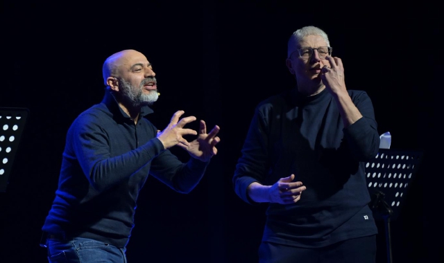 Gianluigi Paragone e Mario Giordano sul palco del Teatro Condominio di Gallarate  (foto Stefano Benvegnù)