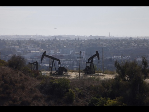 Il petrolio in calo, Brent torna sotto 70 dollari al barile