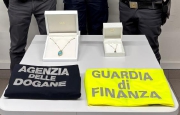 In dogana con due girocollo da 140.000 euro. Super multa
