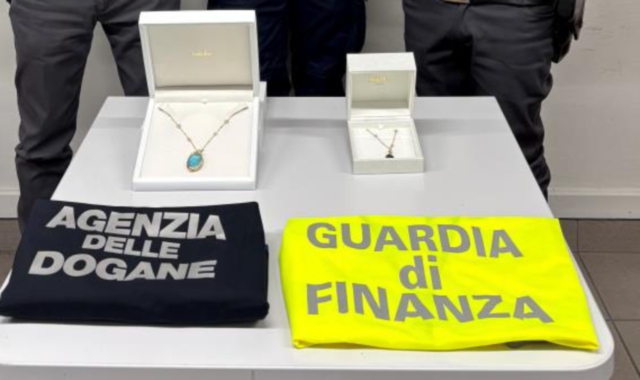 In dogana con due girocollo da 140.000 euro. Super multa