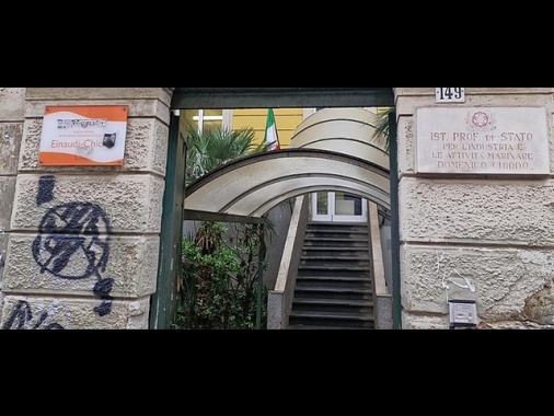 ++ Controlli con metal detector davanti scuola di Abanoub Youssef ++