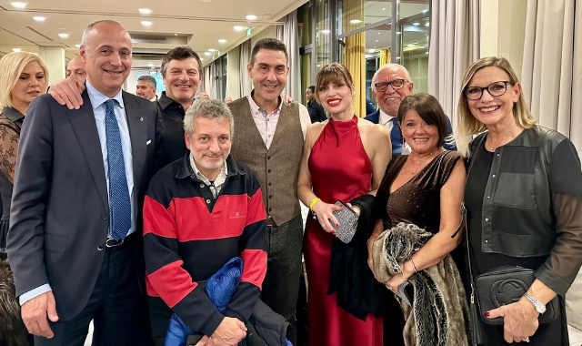 Roberto Vannacci con alcuni esponenti del Team Mac Insubria 