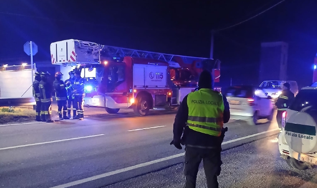 Alberi pericolanti: strada chiusa e intervento dei vigili del fuoco a Somma