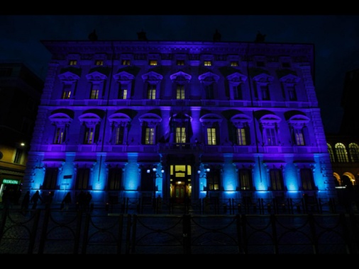 La facciata del Senato si illumina di blu per le vittime civili delle guerre
