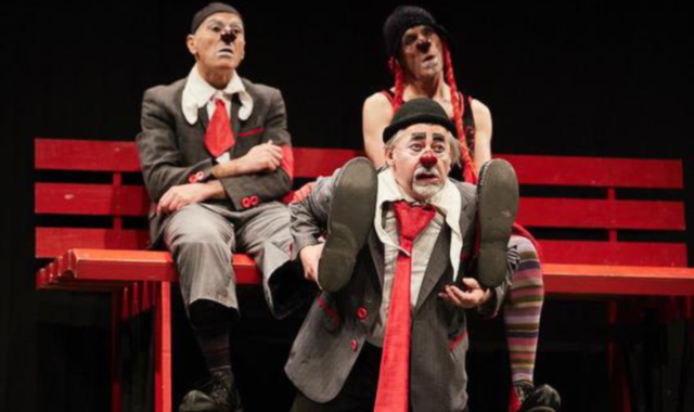 Una grande panchina per un viaggio tra passato e futuro