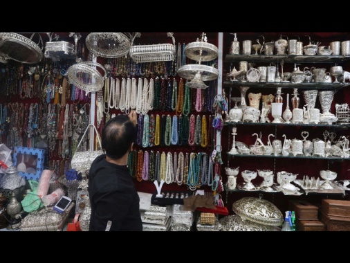 L'argento sprofonda del 31%, per l'oro calo del 10%