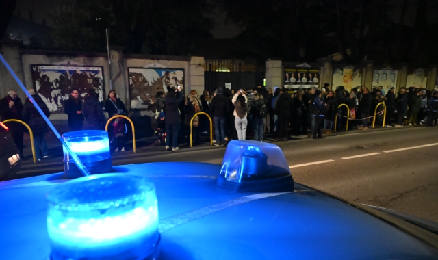 Il presidio davanti alla sede della Fondazione Scuole Materne di Gallarate (foto Angelo Puricelli)
