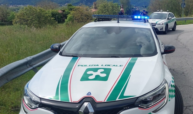 Fuga da brividi e schianto contro un albero. Arrestato