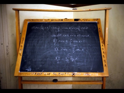 Alunno delle medie minaccia i compagni con un coltello durante una lite, denunciato