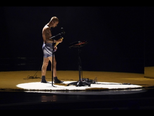 Ai Grammy Bieber sul palco in boxer e calzini