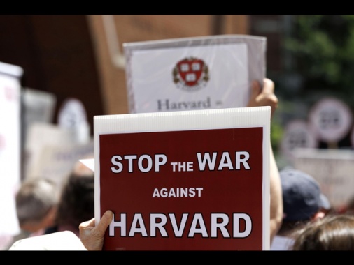 Trump chiede un maxi risarcimento all'Università di Harvard