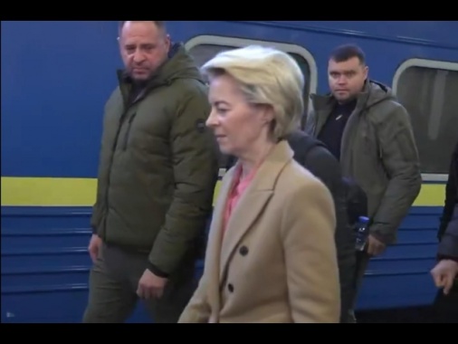 Von der Leyen andrà a Kiev per il quarto anniversario della guerra