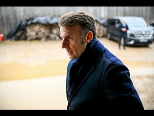 Macron, 'si lavora alla ripresa del dialogo con Putin'