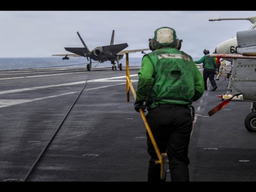 Usa, abbattuto drone Iran che si era avvicinato a portaerei americana