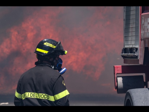 Incendio in un'abitazione a Massa: muore un uomo, grave la moglie