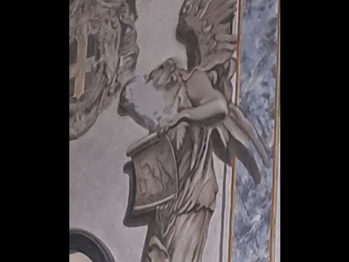 Il parroco, rimosso dal dipinto restaurato il volto di Meloni