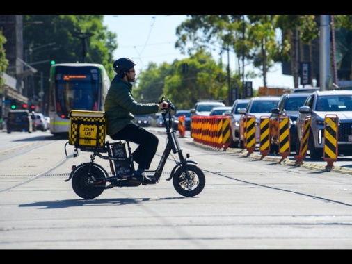 Rider al lavoro per 10 ore al giorno per 2-4 euro a consegna