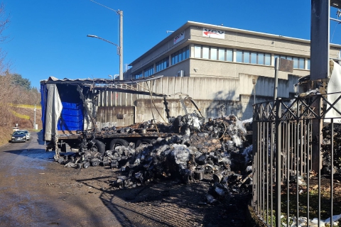 Tir in fiamme: restano scheletro e plastiche bruciate