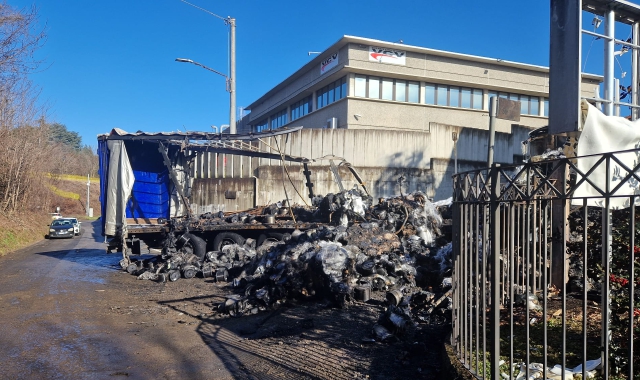 Tir in fiamme: restano scheletro e plastiche bruciate